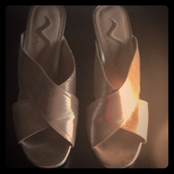 💲🔻 Brushed  Silver Sophisticated Platform 👡 Heels - Picture 2 of 6